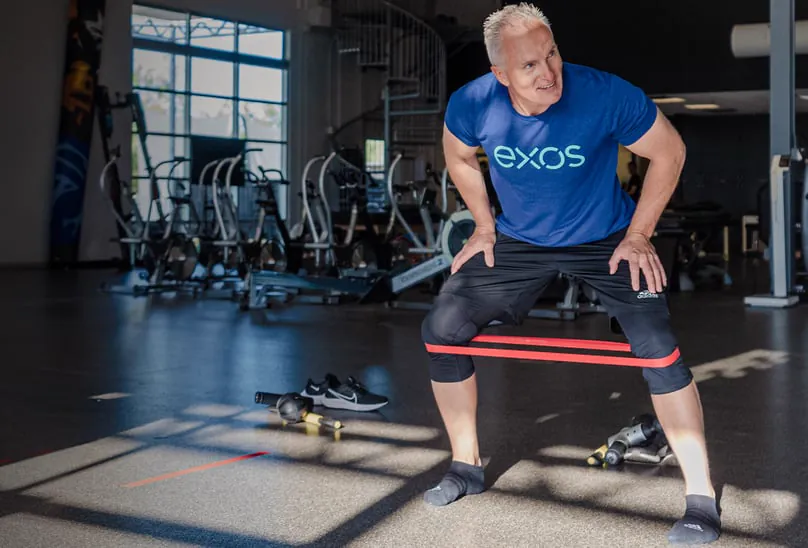 Mark Verstegen, predsednik i osnivač Exos-a, vodi trening.