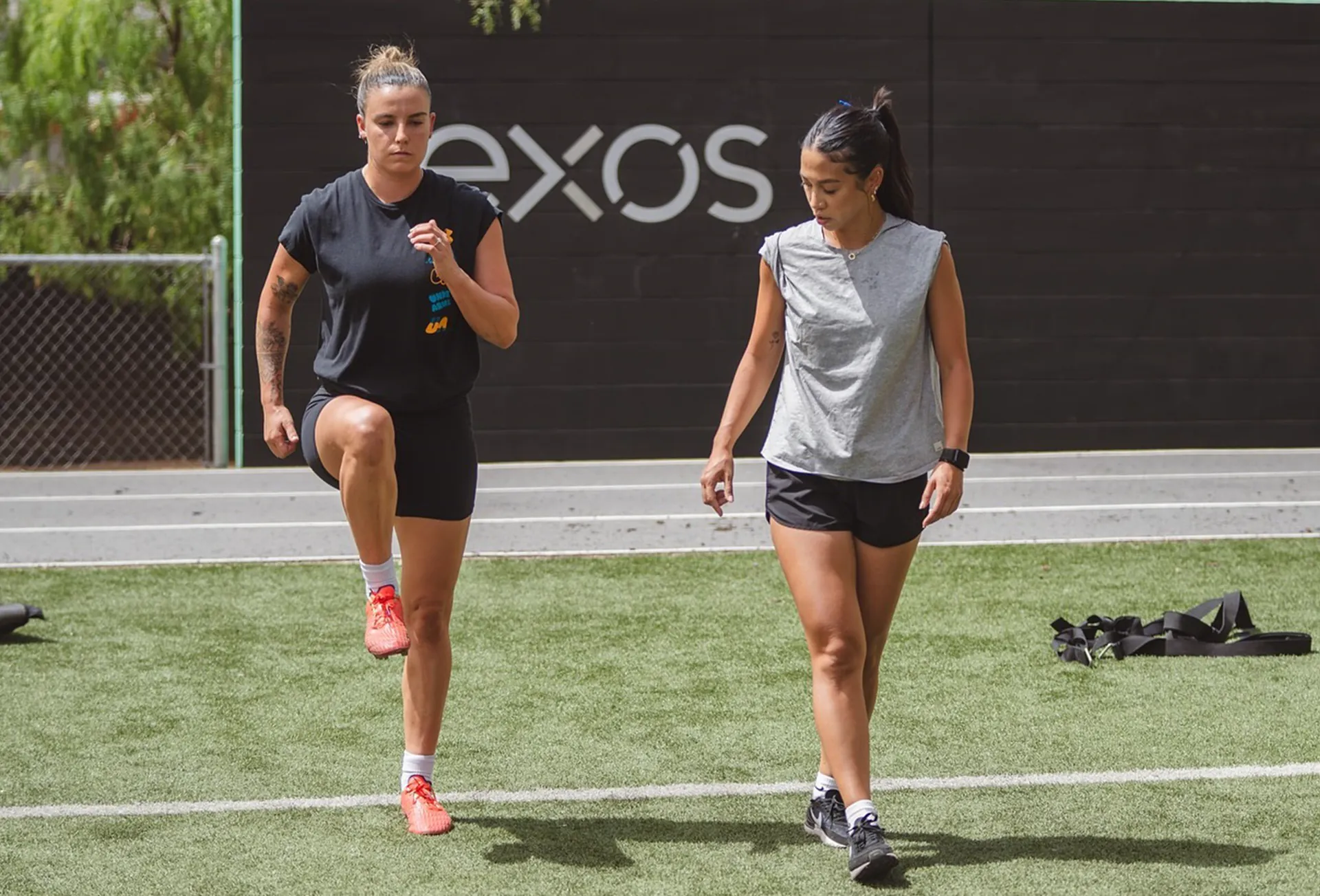 Trenerka Pauline trenira sportistu u Exos objektu.