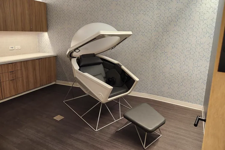 Privatna wellness soba sa Somadome kapsulom za meditaciju, osloncem za noge i ugradnim ormarićima.