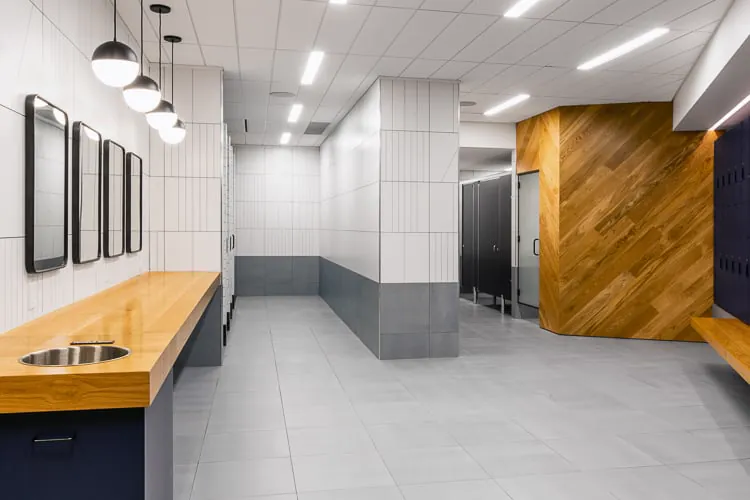Moderna svlačionica sa čistim linijama, toplim drvenim detaljima i sadržajima dizajniranim da podignu iskustvo zaposlenih.