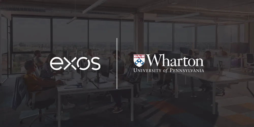 Kombinacija Exos logoa i logoa Wharton School of Business, koja predstavlja njihovo partnerstvo u budućnosti rada.