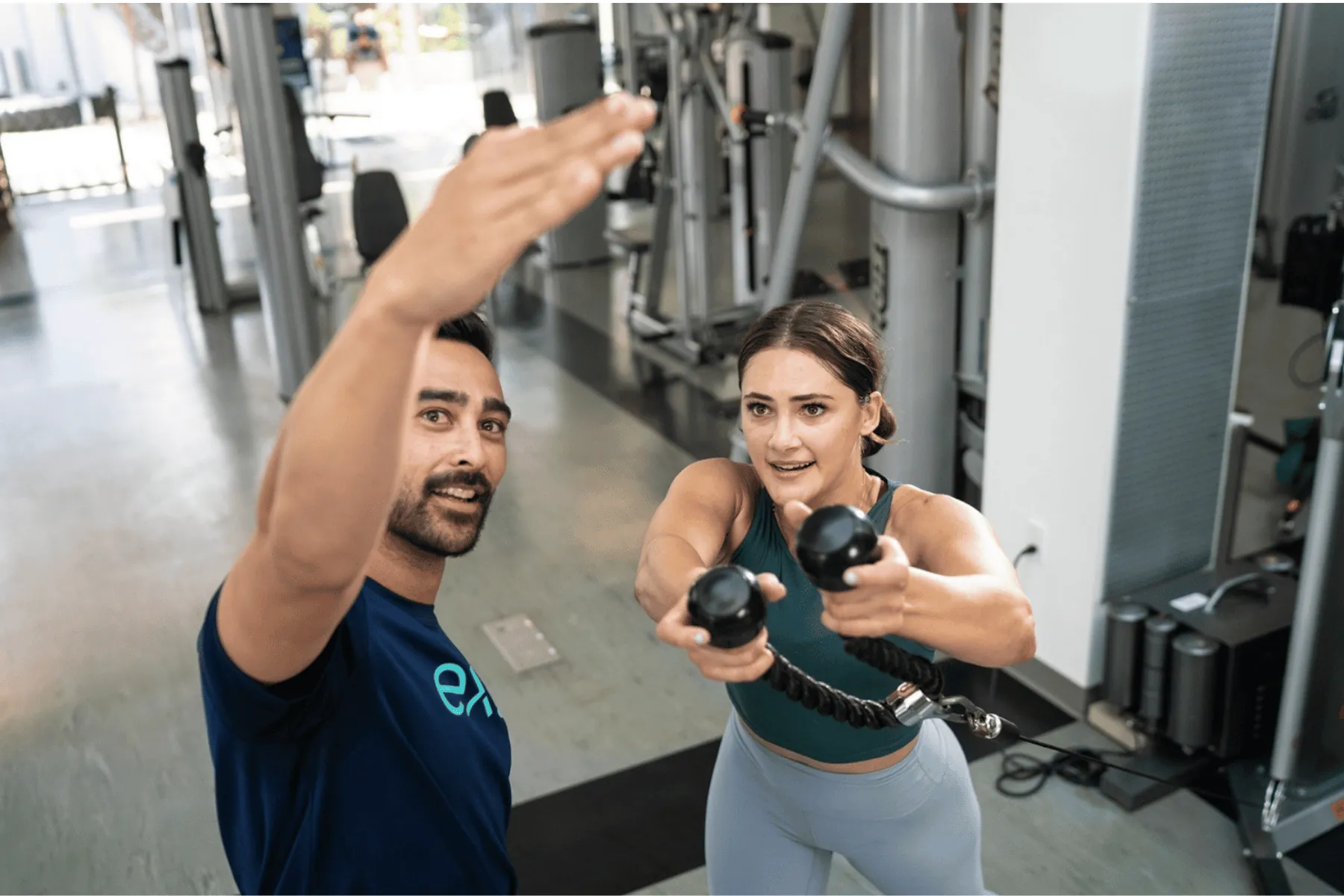 Exos trener podržava zaposlene u korporativnom fitnes centru