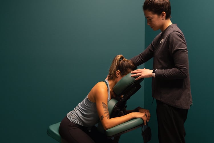 Sesija oporavka u privatnoj wellness prostoriji, uz individualnu masažu na stolici koja podržava oporavak zaposlenih.
