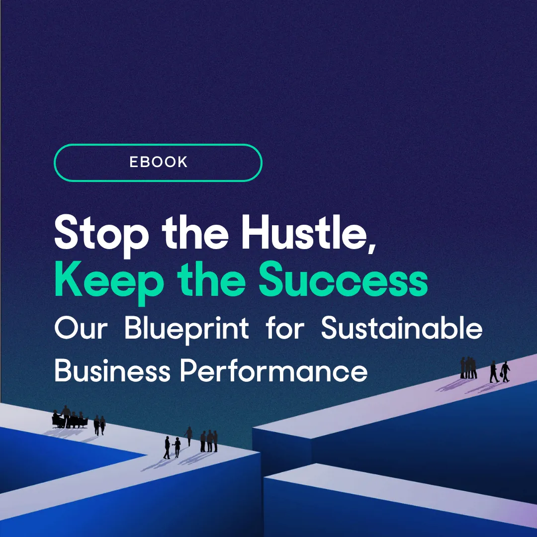 Ljudi hodaju preko plavih 3D blokova sa tekstom: „Stop the Hustle, Keep the Success“ – e-knjiga o održivom poslovanju.