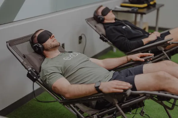 Sportista NFLPA se odmara u Shiftwave stolici u Exos objektu