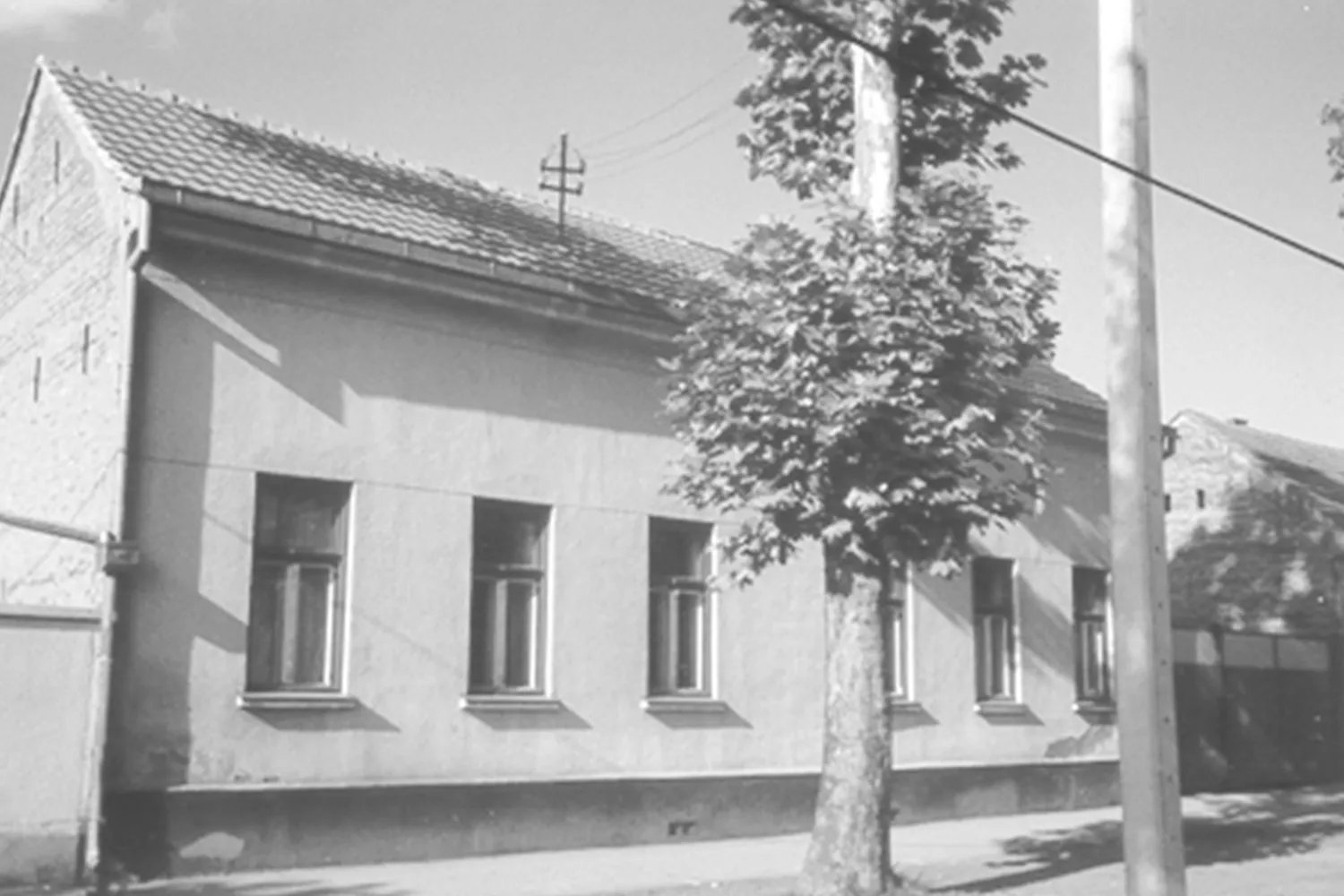 Kuća Mladena Begečkog nekad, kasnije kafana Brate Bikickog, danas otpad "Tehnos" Čačak. Snimio R. Racković septembra 1999. godine.