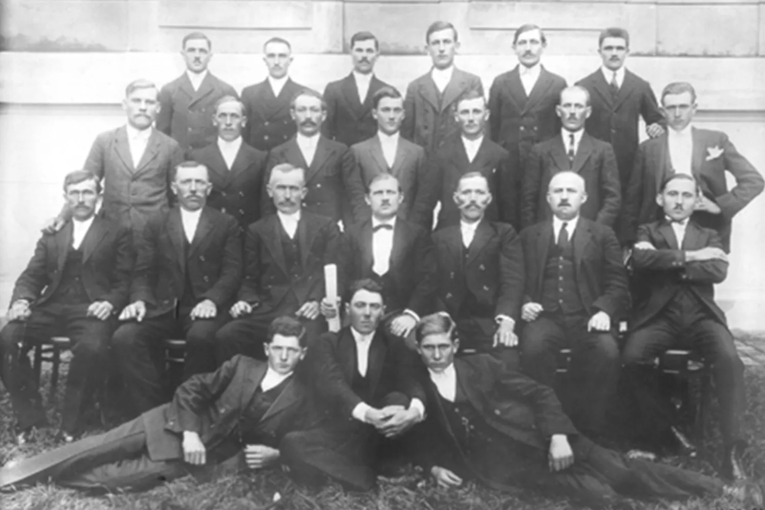 Pevački zbor "Hrvatske ratarske čitaonice" u Rumi 1925. godine. Stoje s leva na desno, gornji red: Kun F., Galar A., Šikeždi A., Galar A., Težak S. i Benčić S. Drugi red: Markus F., Galar J., Štimac Đ., Pil M., Benčić A., Štimac J i Štimac Đ. Sede: Galar M., Pil A., Galar I., Zlatar V., Štimac M., Benčić M. i Matijević I. Donji red: Obreht M., Pil T. i Kleić J.