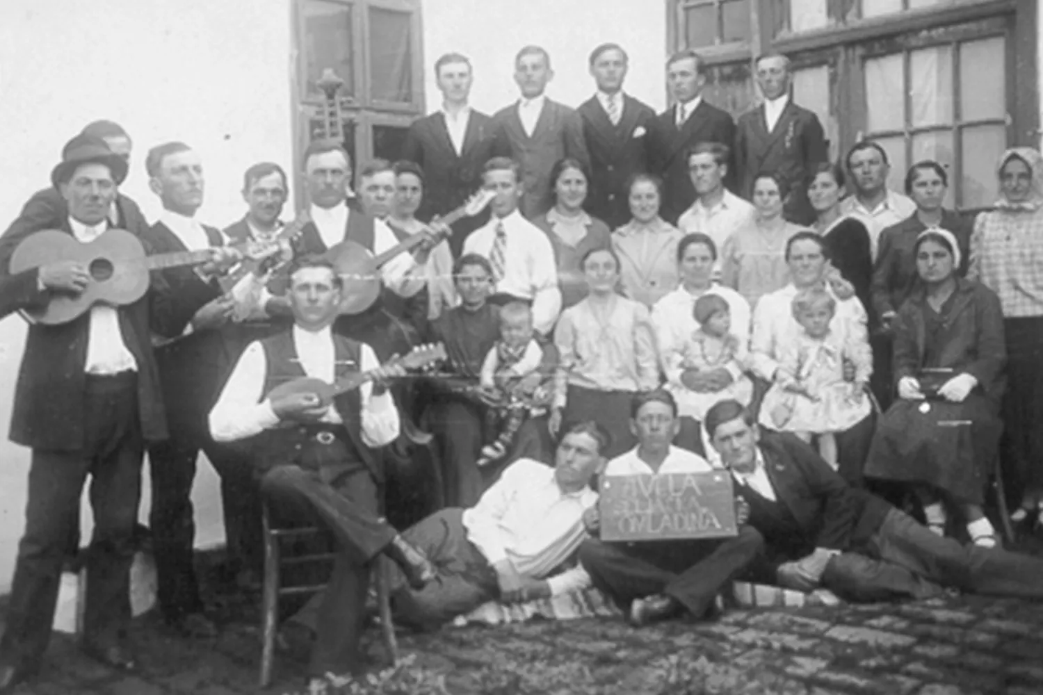 Tamburaški orkestar Nikole Šme-a "Šnicera" u kafani Ivana Petrića 1933. godine, pre osnivanja Tamburaškog orkestra "Hrvatske ratarske čitaonice". Članovi orkestra: Nikola Šme -Šnicer sedi na stolici, Toma Pil stoji prvi s leva, Antun Galar i Steva Šme-Šnicer. Ostali nepoznati.