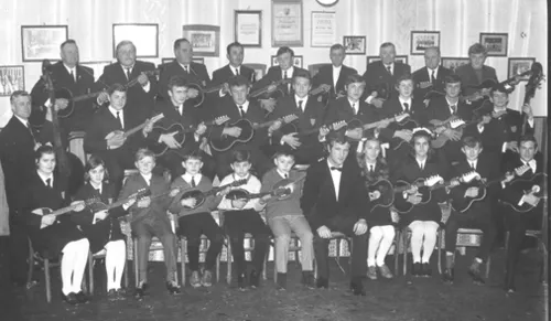 Tamburaški orkestar 1973. godine. Sleva na desno sede: Zdenka Gajger, Biserka Matešić, Željko Pil, Željko Pitok, Zlatko Šulc, Andrija Rakoš, Žarko Škorić dirigent, Nevenka Rakoš, Zdenka Raguš, Mirko Rakoš i Lanc Kazimir. Drugi red stoje: Petar Matešić-Braca, Kreša Božić, Ivan Benćić, Antun Matešić, Ivan Horvatić, Josip Rakoš, Miroslav Mikulinac, Marko Grubišić i Petar Horvatić. Treći red stoje: Andrija Gajger, Željko Gajger, Miša Kun, Pera Matešić, Đura Šikeždi, Andrija Šikeždi, Steva Rakoš, Đura Kun-Lala i Benčić Miroslav