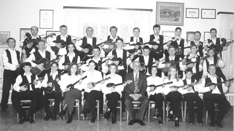 Tamburaški orkestar 1999. godine. Sede s leva na desno: B. Lanc, I. Šefer, S. Matešić, K. Horvatić, K. Matešić, J. Jurca dirigent, M. Benčić, M. Rakoš, I. Galar i D. Kolarić Stoje prvi red: Z. Volarić, M. Mikulinac, N. Kojić, D. Činčak, S. Štimac, Z. Jurca, J. Rakoš, Z. Lanc i Lj. Hajduković. Stoje drugi red: Z. Šulc, M. Grubišić, I. Rakoš, A. Matešić, I. Horvatić, A. Rakoš, Z. Vereš, M. Giner i S. Lanc.