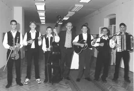 Orkestar mladih 1999. godina. S leva na desno: Dušan Birač, zdenko Lanc, Ljubinko Hajduković, Josip Jurca dirigent, Zoran Jurca, Dalibor Činčak i Zlatko Vereš.