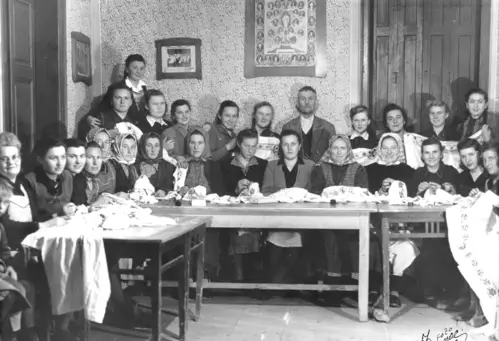 Folklorna sekcija veženje nošnji 1953. godine. Prvi red sede s leva na desno: Jelena Štimac, Ružica Čereki, Ana Rakoš, Marica Rakoš, Ana Matešić, Mikulina Renić, Eva Krevedl, Julka Rakoš, Kata Štimac, Agata Benčić, Marija Kun, Eva ?, Mara Puškaš, vera Škrobot i Ljubica Rakoš. Stoje: Rozalija Jovanović, Rozalija Mišak, Marija Štimac, Anica Đurković, Josip Krevedl, Ktarina Lanc, Ana Ris, Lenka Šulc, Evica Šme, Marija Jambrec i Marija Gajger