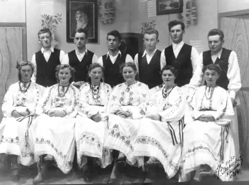 Folklorna sekcija 1954. godine. Sede s leva na desno: A. Štimac, K. Benčić, N. Palajić, V. Lanc, M. Šulc i M. Matešić. Stoje: F. Čereki, P. Šulc, M. Šme, I. Galar, P. Pitok i M. Miša