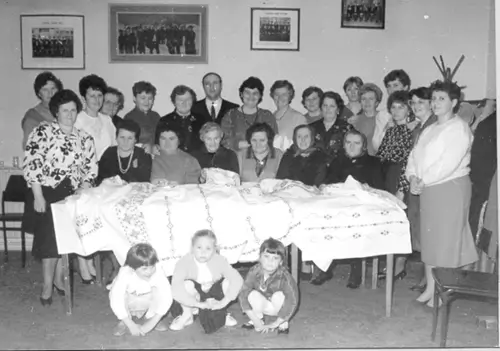 Folklorna sekcija iz 1979. godine. Veženje nošnji. Sede s leva na desno: J. Kolarić, E. Pil, M. Kolarić, J. Nekić, A. Kun, A. Benčić. Stoje: N. Benčić, B. Rakoš, R. Gašparović, L. Nekić, B. Hvala, K. Lanc, Z. Kolarić, D. Lakaj, B. Benčić, N. Dropučić, L. Nekić, V. Renić, R. Šikeždi, S. Lanc, Đ. Lanc, M. Nekić i J. Slepčević. Deca čuče: A. Lanc, M. Lanc i M. Utvić.