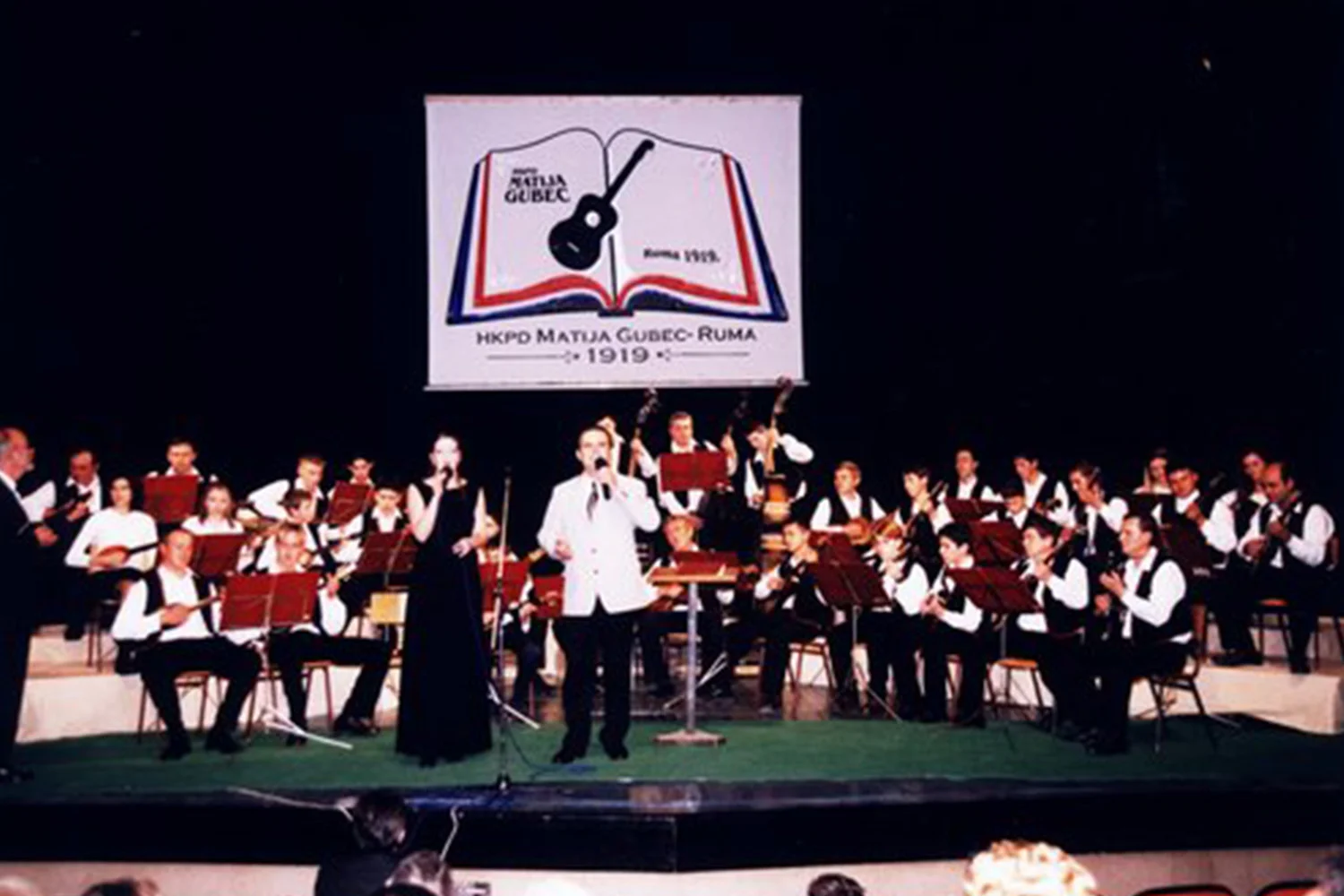 VELIKI TAMBURAŠKI ORKESTAR U PUNOM SASTAVU